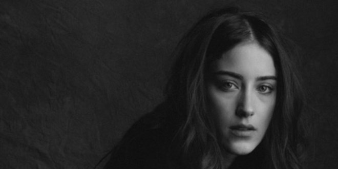 Hazal Kaya adeta iğne ipliğe döndü!