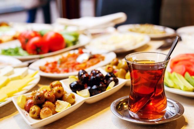 Bu yağlar kolesterolü kontrol altında tutmaya ve bilişsel işlevi artırmaya yardımcı olur; hepimizin ilerleyen yaşlarımızda istediği iki şey. Kahvaltınıza biraz avokado veya bir avuç kuruyemiş eklemek size mükemmel bir tat ve sağlık karışımı sağlayabilir. Ayrıca öğle yemeği vakti gelene kadar bizi tok tutar.