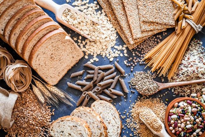 Nature Food'daki bir araştırmaya göre, diyete tam tahıllar eklemek yaşam beklentisini neredeyse 9-10 yıl artırabilir. Bu tahıllar kan şekerini sabit tutar, bizi daha uzun süre tok tutar ve sağlıklı yaşlanma için anahtar olan besinlerle doludur.