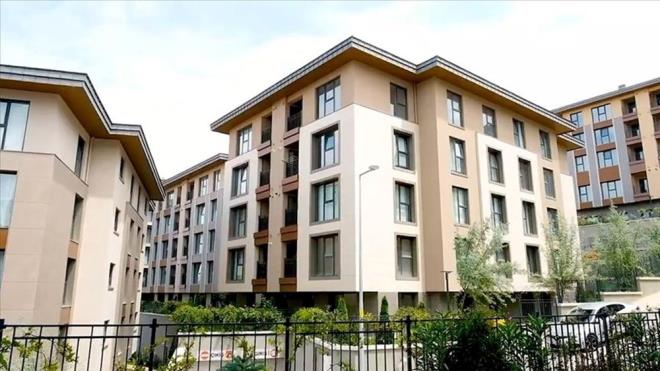 TOKİ'NİN SON 4 YILI    Türkiye'de TOKİ eliyle 2019-2023 döneminde 200 bin 68 konutun inşaatı tamamlanarak, hak sahiplerine teslim edildi. Bunların yaklaşık yüzde 90'ını sosyal konutlar oluşturdu.    Yıllardır dar gelirli vatandaşlar için sosyal konutlar inşa eden, kira öder gibi ev sahibi yapan TOKİ, sosyal konut projelerine devam ediyor. Bu kapsamda 2023'te 125 bin sosyal konut yapan TOKİ, 2024 ocak-eylül döneminde ise 68 bin 695 konutun inşasını tamamladı. Böylece 2024'teki 100 bin konut hedefine ulaşılması öngörülüyor.    Yıllık programa göre, 2025'te de özellikle kentlerdeki barınma sorununa sağlıklı çözümler üretilebilmesi için, dar gelirlilere, kadınlara, engellilere ve gençlere yönelik toplu konut uygulamaları yürütülecek. Bu kapsamda gelecek yıl dar ve orta gelirlilere yönelik 100 bin sosyal konut daha üretilmesi hedefleniyor.