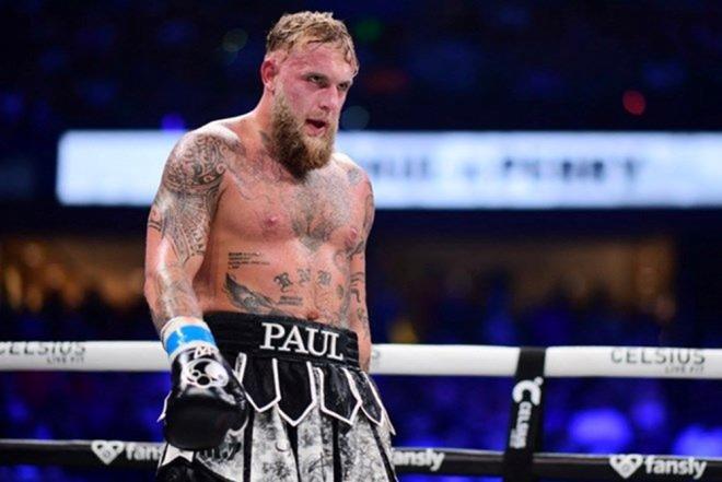 JAKE PAUL'UN BOKS KARİYERİ    YouTube'da 20,8 milyon takipçi ve yaklaşık 7,7 milyar izlenmeye sahip Jake Paul, 2018'de boks kariyerine başladı.    Kendisi gibi YouTuber olan ve daha sonra boksa başlayan Deji Olatunji karşısında ringlere ilk kez amatör maçta adım atan Paul, sonrasında profesyonel kariyere geçiş yaptı.    Profesyonel olarak 11 dövüşe çıkan 27 yaşındaki ABD'li boksör Paul, 7'si nakavtla olmak üzere 10 galibiyet ve bir mağlubiyet yaşadı. Paul'ün dövüştüğü isimler arasında Amerikan Basketbol Ligi'nin (NBA) eski oyuncularından Nate Robinson da yer aldı.    Paul, tek yenilgisini ise Şubat 2023'te Suudi Arabistan'da yapılan müsabakada Büyük Britanyalı boksör Tommy Fury karşısında yaşadı.