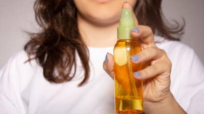 Karanfil, saç köklerini besleyerek saç dökülmesini azaltmada güçlü bir etkiye sahiptir. İçeriğindeki yüksek miktarda antioksidan ve E vitamini sayesinde, saç köklerini güçlendirir. Düzenli olarak karanfil suyu uygulandığında, saç kökleri daha güçlü hale gelir. Böylece daha dolgun ve hacimli saçlara sahip olursunuz.