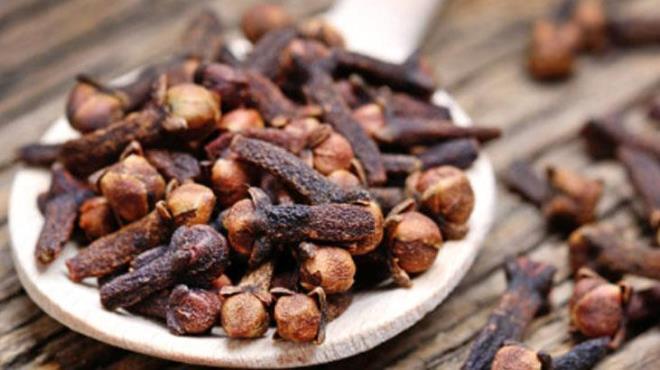 Saç derisinde sıkça görülen kaşıntı ve kuruluk, kepek problemini de tetikler. Antiseptik özellikleri sayesinde saç derisindeki tahrişi hafifletir ve rahatlatır. Kaşıntıdan kaynaklanan rahatsızlık hissini azaltacağını söyleyebiliriz. Ancak bir kez kullandıysanız, etkisini hemen göremeyebilirsiniz.