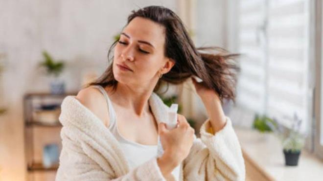 Saçlarınız sürekli yağlanıyorsa, rahatsız edici görüntülerden kurtulabilirsiniz. Üstelik karanfil suyunu elde etmek de oldukça basit. Şifalı karışımı hazırlamak için karanfilleri suya ekleyip kaynatın. Ardından sprey şişesine dökerek kullanabilirsiniz.