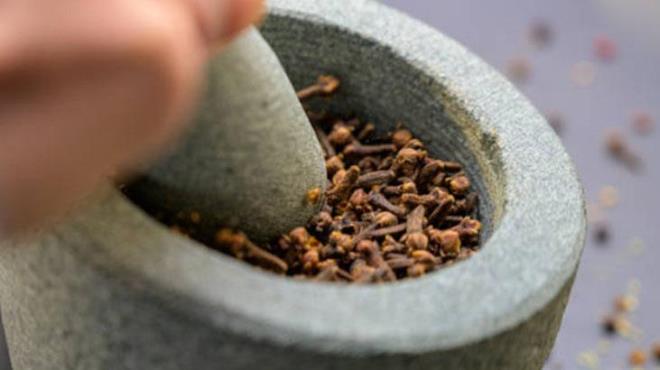 Karanfil suyu, saçlara doğal bir parlaklık kazandırır. Saç tellerini nemlendirir ve yumuşatarak mat görünümü azaltır. Doğal yağlar, saçı nemlendirirken aynı zamanda elektriklenme sorununu azaltır. Saçların daha parlak ve ışıltılı görünmesini sağlayacaksınız.İçerdiği mineraller ve vitaminler saç foliküllerini uyarır. Bu sayede saçlarınız kusursuz bir şekilde uzayabilir. Düzenli kullanıldığında, saç köklerinin ihtiyacı olan besinleri almasını sağlar. Saç uzatma sürecini hızlandırmak isteyenler için karanfil suyu etkili bir yöntem olacaktır.