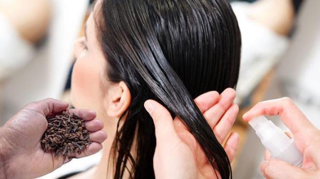 Pek çok problem için bitkisel şifa olarak kullanılan karanfil, saç bakımı için de sağlıklı etkiler verebiliyor. Saç köklerini güçlendiren vitamin ve mineraller sayesinde kozmetik ürünlere ihtiyacınız kalmayacak. İşte sırma gibi saçlara kavuşmak için yapmanız gerekenler.