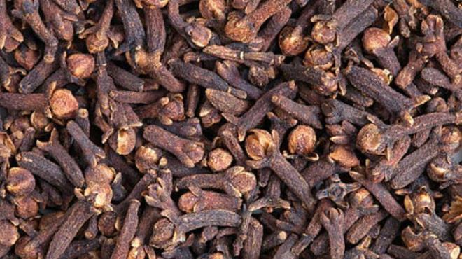 Karanfil suyu, saçın doğal rengini korumaya yardımcı olur ve renk pigmentlerini güçlendirir. Özellikle koyu renkli saçlara sahipseniz, daha canlı bir görünüm elde edebilirsiniz. Boya işlemine ihtiyaç duymadan, kendi saç renginizi belirgin hale getireceksiniz.