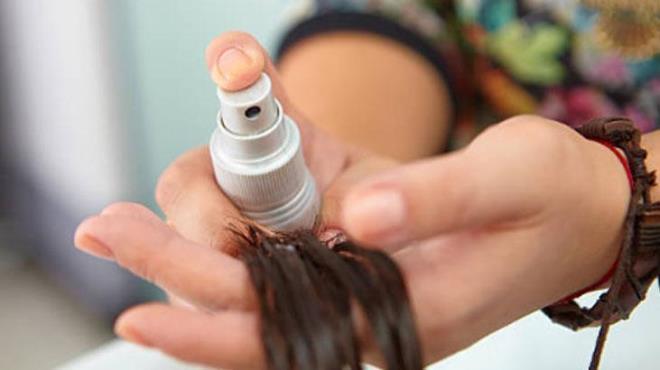 Karanfilin içerisindeki maddeler, saç derisindeki mikropları ve mantarları yok etmeye yarayacaktır. Saç derisinde oluşan kir, yağ ve ölü hücreler kepeklenmeye neden olabilir. Karanfil suyu, saç derisini derinlemesine temizleyerek kepek oluşumunu azaltır. Kepek sorunu yaşıyorsanız düzenli karanfil suyu kullanın.