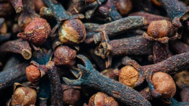 Kırılmalara karşı direnç kazandıran karanfil suyu, zayıf saç tellerini daha dayanıklı hale gelir. Saç telinin dış tabakasını güçlendirerek kırılmaların önüne geçecektir. Özellikle ince telli saçlar, düzenli karanfil suyu kullanımı sayesinde daha güçlü ve sağlıklı hale gelebilir.