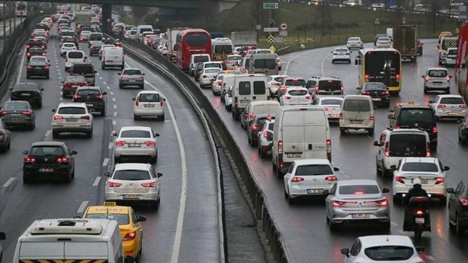 HANGİ ARAÇLAR İÇİN NE KADAR MTV ÖDENECEK?    Türkiye?nin en çok satan otomobillerden Fiat Egea için önümüzde yıl ödenecek MTV tutarı 10 bin 112 TL?ye yükselirken, 1.0 litre motor hacmine sahip Renault Clio için ödenecek tutar 5 bin 803 TL?ye ulaşacak.    Toyota Corolla?nın 1.5 litrelik benzinli motoru için ödenecek tutar da yine 10 bin 112 TL seviyesindeyken, 1.8 litrelik hibrit motorlu versiyonu için ödenecek tutar 17 bin TL?yi bulacak.    2025 yılında 1-3 yaş motosiklet sahiplerinin ödeyeceği MTV tutarı 899 TL ila 11 bin 667 TL arasında değişecek.