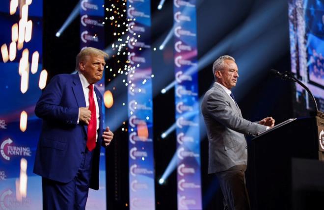 SAĞLIK BAKANLIĞINA KENNEDY'Yİ ADAY GÖSTERDİ    Donald Trump, kabinesinde görev alacak önemli bir ismi daha kamuoyuna duyurdu. Trump, aşı karşıtı olarak bilinen Robert F. Kennedy Jr'ı Sağlık ve İnsan Hizmetleri Bakanlığı'na aday göstereceğini açıkladı.    Donald Trump, kendine ait sosyal medya platformu Truth Social'dan yaptığı açıklamada, "Robert F. Kennedy Jr.'ı ABD Sağlık ve İnsan Hizmetleri Bakanı (HHS) olarak duyurmaktan heyecan duyuyorum." diye yazdı.    Amerikalıların uzun zamandır sağlık konusunda "aldatma, yanlış bilgilendirme ve dezenformasyon yapan endüstriyel gıda kompleksi ve ilaç şirketleri tarafından ezildiğini" belirten Trump, Kennedy'nin bu sorunları çözeceğine olan inancını vurguladı.    Trump, "HHS, herkesin bu ülkedeki ezici sağlık krizine katkıda bulunan zararlı kimyasallardan, kirleticilerden, böcek ilaçlarından, ilaç ürünlerinden ve gıda katkı maddelerinden korunmasını sağlamada büyük bir rol oynayacaktır." ifadelerine yer verdi.