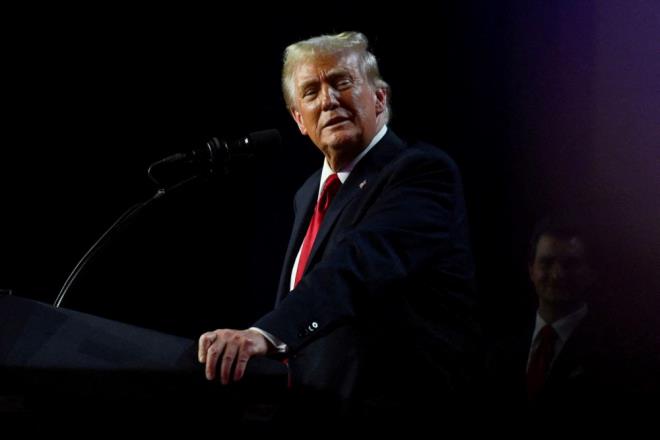 Amerika Birleşik Devletleri'nde 5 Kasım'daki başkanlık seçimini, Demokrat rakibi Kamala Harris'i yenerek kazanan Donald Trump, kabinesini oluşturma çalışmalarına devam ediyor.    Trump'ın 20 Ocak 2025'te başlayacağı ikinci başkanlık dönemi için kurduğu kabinede, Başkan Yardımcısı JD Vance hariç 25 isim yer alacak.