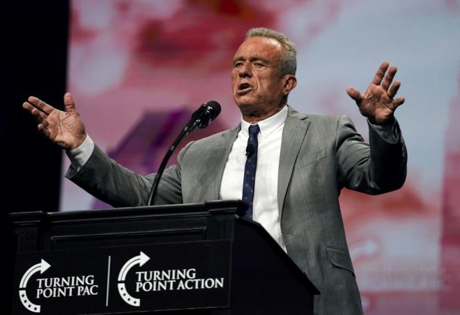 Senato tarafından onaylanması halinde Kennedy, yeni dönemde Sağlık Bakanı olarak çalışmalarına başlayacak.    Eski Demokrat Kennedy, bu yılki başkanlık yarışına bağımsız olarak girmiş, bir süre sonra Trump lehine adaylıktan çekildiğini açıklamıştı.    Trump'ın mitinglerinde sık sık boy göstererek büyük alkış alan Kennedy, aynı zamanda bir avukat olarak, büyük pestisit ve ilaç şirketlerine karşı açtığı davalar, Kovid-19 aşılarına karşı şüpheci yaklaşımı ve gıda sağlığıyla ilgili düzenlemeler konusundaki çabalarıyla tanınıyor.