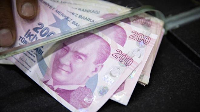 Yıl sonunun yaklaşmasıyla birlikte asgari ücret zammı konusu gündemde öncelikli bir yer alıyor. Bu artışın özellikle emeklilik primi ödemelerinde maliyetleri artırması beklenirken, yıl sonuna kadar başvuruda bulunacaklar için avantajlı bir fırsat doğuyor. 31 Aralık'a kadar prim borçlanması yapanlar, yeni asgari ücretin oluşturacağı ek maliyetten etkilenmeden, eski ücret üzerinden ödeme yapabilecek. Bu durumda, ödemeler iki ay sonra başlayacağından, daha düşük maliyetlerle emeklilik sürecine katkı sağlanmış olacak.