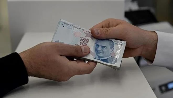 Yıl sonu yaklaşırken milyonlarca kişi, emeklilik ve prim hesaplarına yönelmiş durumda. Emekliler ve memurlar ocak ayında yapılacak maaş zamları için altı aylık enflasyon verilerini beklerken, çalışanlar asgari ücrete gelecek zamla ilgili beklenti içinde. Diğer yandan, eksik prim günleri olanlar ise borçlanma yoluyla bu açıklarını kapatma hazırlıkları yapıyor.