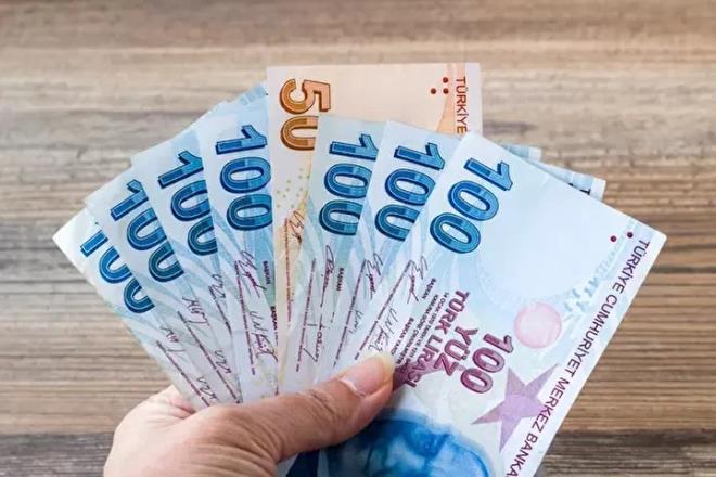 Emeklilik primi eksik olanlar, primlerini yıl sonuna kadar borçlanarak tamamlamayı hedefliyor. Şu anki brüt asgari ücret olan 20.002 TL üzerinden yapılan hesaplamaya göre, 12 aylık bir borçlanma 76.807 TL'ye denk geliyor.