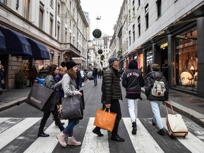 1. Via Monte Napoleone / Milano<br>    İtalya?nın Milano kentindeki Via Monte Napoleone, dünyanın en pahalı alışveriş caddesi sıralamasında birinci sıraya yerleşti. New York ve Londra şehirlerini geride bırakarak zirveye yerleşen Via Monte Napoleone, 34 yıl sonra listede zirveye yerleşen ilk Avrupa caddesi olarak tarihteki yerini aldı.