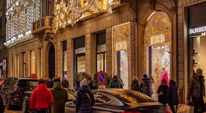 Dünyaca ünlü markaların mağazalarına ev sahipliği yapan bazı alışveriş caddeleri, lüks ve kalitenin adresi haline geliyor. Dükkan metrekarelerinin yüksekliği ile nam salan bu caddeler, dünyanın dört bir yanından alışveriş tutkunlarının uğrak noktaları olarak anılıyor. Peki, dünyanın en pahalı alışveriş caddeleri hangileri? İşte detaylar...