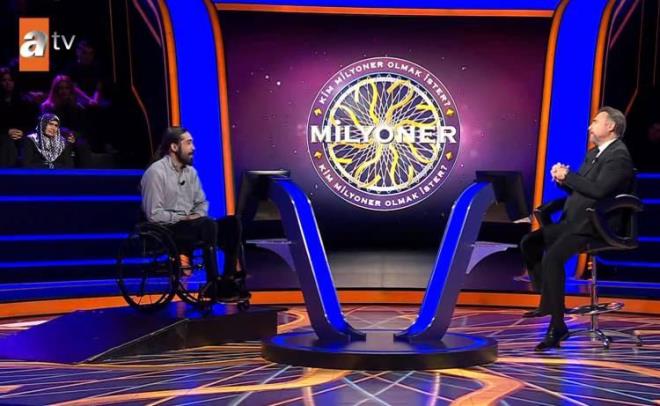Sosyal medya platformunda içerik üreticiliği yapan Kandemir, 6.5 sene önce spor yaparken boynunun üzerine düştüğünü ve felç kaldığını anlattı.
