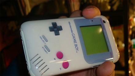 Game Boy görünümlü iPhone.    Bir zamanlar büyük küçük herkesi etkisi altına alan Game Boy artık bir kılıf.