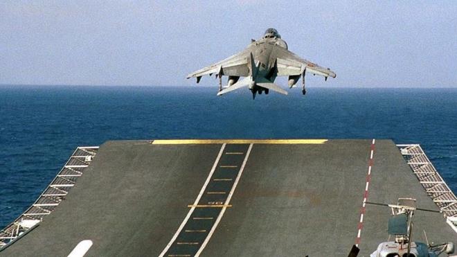 10. İSPANYA  <br>  Uçak Gemisi: Juan Carlos I    İspanya'nın çok yönlü amfibi uçak gemisi Juan Carlos I, ülkenin denizcilik hazırlığını ve hızlı yanıt yeteneklerine olan bağlılığını simgeliyor.