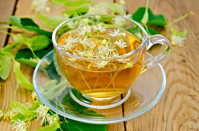 Ihlamur nasıl demlenir?<p>    Bir tatlı kaşığı miktarındaki kurutulmuş ıhlamur çiçeği ve yaprak karışımının üzerine 1 bardak kaynar su dökülmeli ve 10 dakika süreyle demlendikten sonra içilmelidir. Ihlamur, kuersetin ve kaempferol gibi antioksidan bileşikler içerir. Ihlamur, öksürük ve boğaz ağrısı gibi grip, soğuk algınlığı semptomlarını hafifletmeye, antispazmodik etkisi ile sindirim sistemi ve kas spazmlarını azaltmaya, diüretik etkisi ile idrar söktürmeye yardım eder.