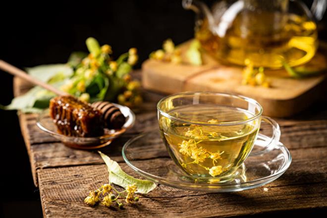 ?Çocuk, yetişkin, yaşlı herkesin kullanımına uygun bir bitki?<p>    Kış ve soğuk denilince akla gelen ilk bitkinin ıhlamur olduğunu belirten Tıbbi ve Aromatik Bitkiler Teknikeri Ayşen Çebiç, ?Bizim kış ayında en çok sattığımız bitkilerden bir tanesi. Kış denilince akla ıhlamur gelmesinin en önemli nedenlerinden bir tanesi, ıhlamurun içerisinde bulunan ekstraktlardan dolayı yoğun kokusu ve faydasıdır. Ihlamur, kış aylarında soğuk algınlığı ve gribal enfeksiyonlara çok iyi gelmektedir. Çocuk, yetişkin, yaşlı herkesin kullanımına uygun bir bitki olduğu için en fazla tercih edilmesinin sebeplerinden biri de budur. Ihlamur iki çeşide ayrılır; yaprak ıhlamur ve çiçek ıhlamur. Çiçek ıhlamurun içeriğinde daha fazla ekstraktlı yağlar olduğu için daha fazla tercih edilmesini öneriyoruz. Ihlamur içerken de günde 3 bardağı geçmemesi özellikle önemlidir. 3 bardağı geçen ıhlamur, kişide su kaybına yol açarak ishale sebep olabilir. Hamile ve yeni doğum yapmış kadınların doktor kontrolünde kullanmasını öneriyoruz. Bunun dışında, 7 yaşından 70 yaşına kadar herkesin güvenle içebileceği bir bitkidir? dedi.