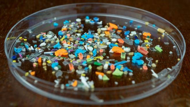 4-PLASTİK MUTFAK GEREÇLERİNDEN KAÇININ    Plastik mutfak gereçleri, yemeklerinize mikroplastik ekleyebilir. Bu nedenle plastik gereçler yerine cam, ahşap veya metal malzemeleri tercih edin.