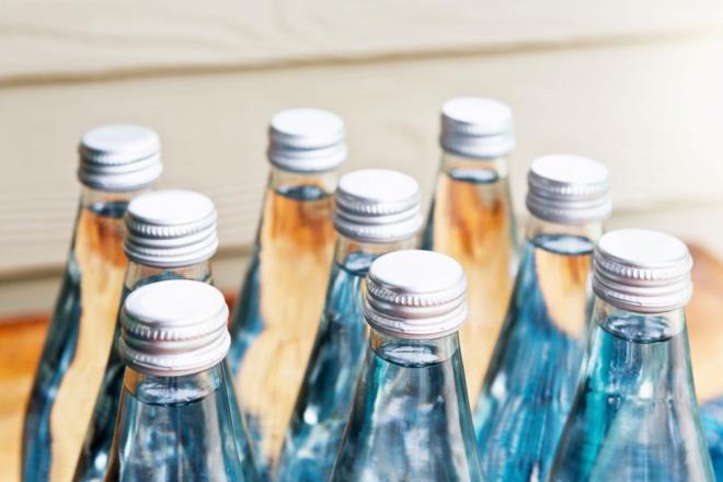 1- CAM VE METAL SU ŞİŞELERİ KULLANIN    Plastik su şişelerindeki mikroplastikler, her bir litre suda 240 bin parçaya kadar çıkabiliyor. Cam veya metal su şişeleri kullanarak bu miktarı büyük ölçüde azaltabilirsiniz.