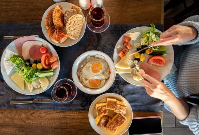 Ancak bu görüş herkesten destek görmedi. Bir ebeveyn, ?Kızımın tahıl gevreği yemesini bıraktırmak isterim ama okul öncesinde hızlı kahvaltı fikirlerine ihtiyacım var? diyerek alternatiflerin sınırlı olmasından yakındı.