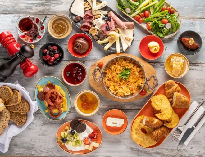 NEDEN BU KADAR ZARARLI?    Elinde bir kutu tahıl gevreği tutan Thomas, şu bilgileri paylaştı: ?Bir porsiyon (30 gram) tahıl gevreği 119 kalori, 11 gram şeker ve sadeçe 1.8 gram protein içeriyor. Ancak kimse gerçekte 30 gramla sınırlı kalmaz. Çoğu insan bunun üç katını tüketir; bu durumda sabah kahvaltısında 360 kalori ve 33 gram şeker alınmış olur.?