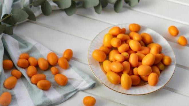 Ülkemizde ise Akdeniz ve Ege bölgelerinde yetiştiriciliği yapılıyor, özellik son yıllarda daha da artmış durumda. Görünüşü itibariyle portakal ya da mandalinayı andırıyor olsa da ikisinden de farklı bir şekilde, kabuğuyla beraber tüketiliyor.