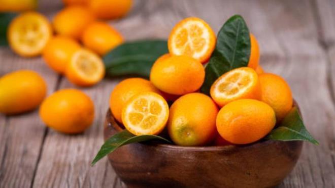 SAĞLIKLI ATIŞTIRMALIK  <p>  Kumkuat, Citrus japonica veya Fortunella japonica adlı bitki, yani kamkat ağacının meyvesidir. Küçük, oval veya yuvarlak şekilli, turuncu renkte olan bu meyve, diğer turunçgillerden farklı olarak kabuğuyla birlikte tüketilir. Kumkuat, düşük kalorili olması ve zengin besin içeriğiyle sağlıklı bir atıştırmalık olarak da tercih edilir.