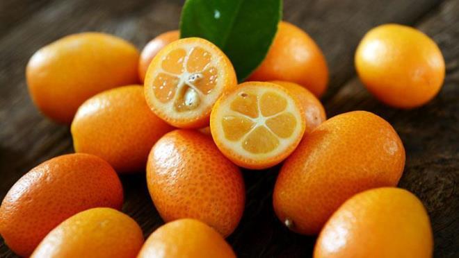 Belki birçoğunuz onu kamkat olarak biliyor ancak ister kumkuat deyin ister kamkat, aslında aynı meyveden bahsediyoruz. Bu benzersiz bir meyvenin anavatanı Güneydoğu Asya?dır.