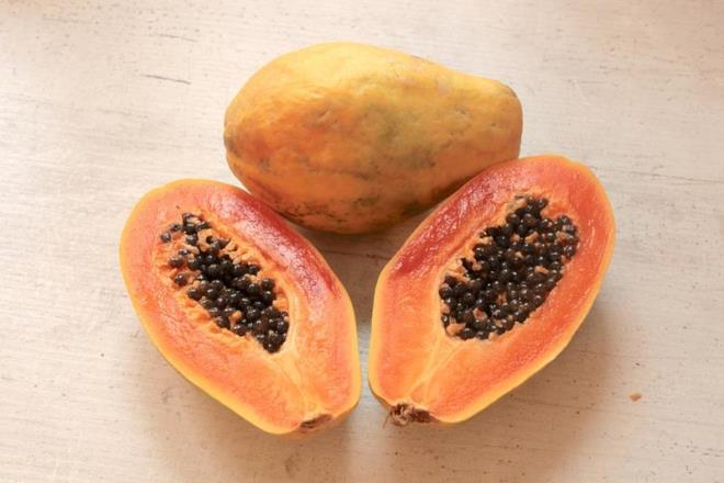 Papaya    <p>  Papaya tüketimi genellikle parazit enfeksiyonlarında önerilmese de bazı türde bağırsak kurtlarını ve solucanları yok etme özelliğine sahiptir.<p>    Maryland Üniversitesi Tıp Merkezi'nin önerisine göre, bal ile karıştırılmış papaya çekirdeklerini tüketmek parazitlerin dışkıyla atılmasını sağlar.