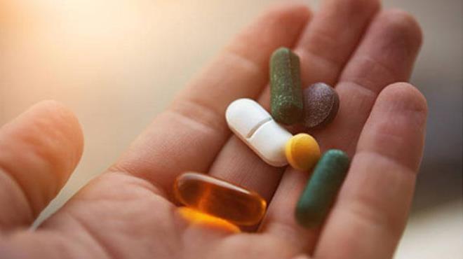 Glukozamin sülfat  <p>  Osman Müftüoğlu'nun önerdiği doğal takviyeler arasında yer alan glukozamin sülfat, eklem ağrılarını hafifletmek için kullanılan popüler bir doğal takviyedir. Vücudumuzun eklem kıkırdağı ve bağ dokuları için önemli bir yapı taşı olan glukozamin, eklemlerin kayganlığını sağlayan bir bileşen. Eklem kıkırdağı aşındığında, hareket etmek ağrılı hale gelebilir. İşte bu noktada, glukozamin sülfat takviyeleri devreye girer.