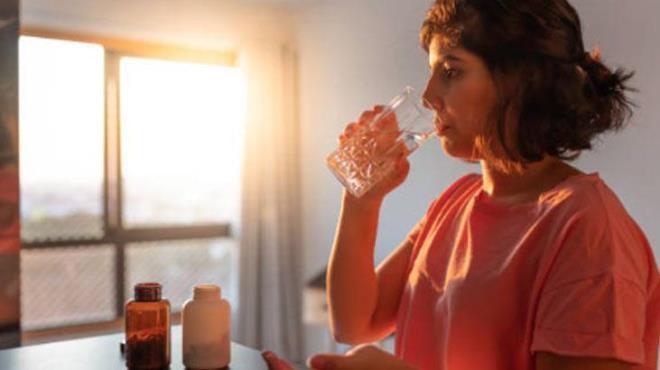 B12 vitamini, sinir sağlığı ve kan hücresi üretimi için gerekli bir takviyedir. B12 takviyesini doğal besinlerden almak, diğer vitamin çeşitlerine göre daha zorlayıcı olabilir. Yorgunluk ve enerji eksikliği, unutkanlık, sinir hasarı, soluk cilt ve halsizlik durumunda tercih edilmelidir.