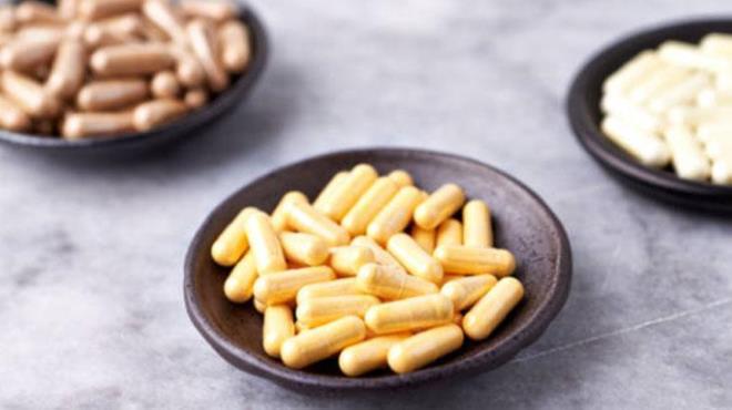 Alfa lipoik asit<p>    Hem suda hem de yağda çözünebilen bu madde, şeker hastalığına bağlı sinir hasarı tedavisinde yaygın olarak tercih edilir. Yüksek kan şekeri seviyeleri, sinirlerde hasara yol açarak ağrı, uyuşma ve karıncalanma oluşturur. Sinirlerin zarar görmesini önlemek için tüketilir.