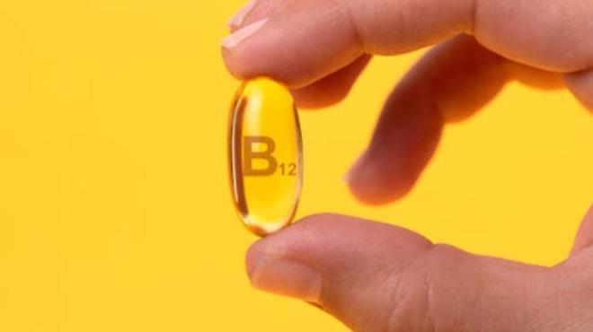 B6 ve B12 vitaminleri<p>    Bu vitaminler, vücudun birçok hayati fonksiyonunda önemli bir rol oynar. Doğal takviye olarak alınan vitaminler, bağışıklık sistemini güçlendirmeden bambaşka faydalara kadar sağlıklı sonuçlar elde etmenizi sağlar. B6 vitamini, sinir sistemi, bağışıklık sistemi ve beyin sağlığı için vazgeçilmezdir.