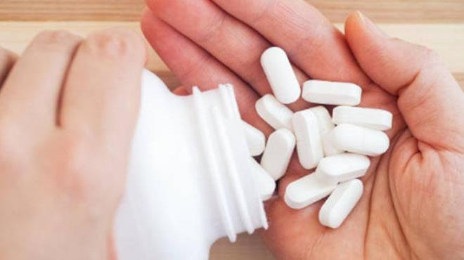 Magnezyum sitrat ise bağırsak hareketliliğini sağlayarak kabızlık problemini gidermeye yardımcı olabilir. Bağırsaklara su çekerek dışkının yumuşamasını sağlar ve daha kolay atılmasına yardımcı olur. Yani, doğal bir müshil olarak kabul edildiğini söylemek mümkün. Magnezyum sitrat, kas kramplarını ve spazmlarını azaltmada da etkili bir rol oynar.