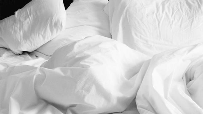 Yatak çevirmeyi iki türlü düşünmelisiniz. Birincisi eğer odanız müsaitse yatağınızın yönünü bir duvardan diğer duvara değiştirmek gibi düşünün.İkinci bir yön değiştirme ise eğer yatağınız çift taraflıysa belirli periyodlarla altını üstüne çevirmeyi de ihmal etmeyin.