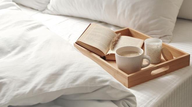 Ancak yatağınızı kaliteli seçmekle iş bitmiyor. İyi bir uyku çekmek için yatağınızın yönünü rutin olarak döndürmeniz gerekebilir.Yatağın yönünün düzenli bir şekilde değiştirilmesi yatağın belli bölgelerindeki aşınmayı ve sarkmayı önler.