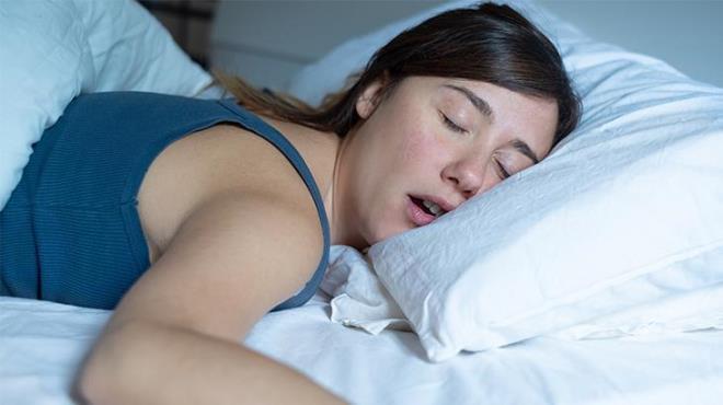 Yataktaki uyku pozisyonlarınızı ve yerlerinizi değiştirmek vücut izlerini önlemeye de yardımcı olabilir.Ancak yine de yatağınızı ne sıklıkla döndürmeniz gerektiğinin veya döndürüp döndürmemeniz gerektiğinin, sahip olduğunuz yatağın türüne bağlı olduğunu da unutmamalısınız.