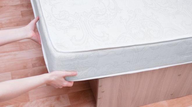 İyi bir gece uykusu için doğru yatak olmazsa olmazdır. Bir yatak seçerken, yapı kalitesi ve yeterli konforu sağlayıp sağlamadığı gibi dikkate alınması gereken birçok faktör vardır.