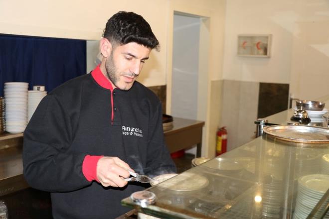 KELLE PAÇA ÇORBASI NASIL YAPILIR?  <br>  Malzemeler;  <br>      1 kilo kelle eti (düdüklüde haşlanıp ayıklanmış)      2 yumurta sarısı      1 yemek kaşığı tepeleme un      4 yemek kaşığı yoğurt      2 diş sarımsak      Yarım limon suyu      1 yemek kaşığı tereyağı      1, 5 veya 2 litre su (yoğun bir tadı olsun isterseniz haşlama suyundan da kullanabilirsiniz)