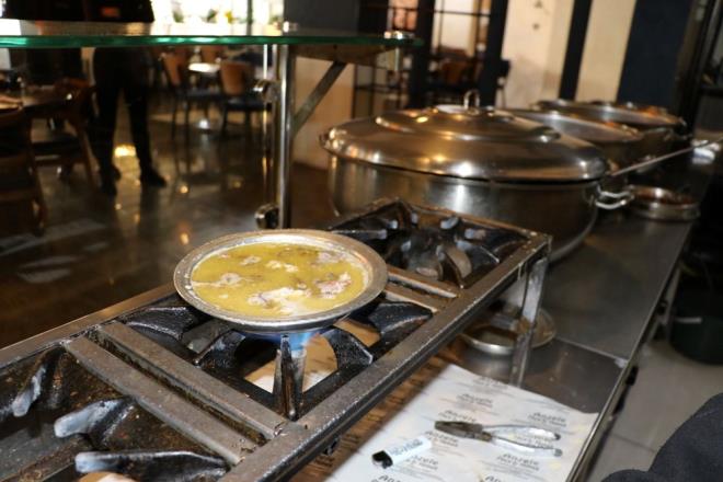 Yapılışı;<br>        Unu tereyağında kavurarak çorbanın yapımına başlıyoruz.      Çırpma teli yardımıyla suyunu azar azar ilave edip kaynamaya bırakıyoruz.      Bir kasenin içinde yumurta sarısı, limon suyu ve yoğurdu çırpıyoruz.      Kaynayan sudan da bir kepçe ilave edip tencereye azar azar ve çırparak döküyoruz.      Haşlanıp ayıklanmış kelle etini ve ezilmiş sarımsağı ilave edip bir iki taşım kaynatıyoruz,      Son olarak tuzunu ilave ediyoruz. Ve lokantada içtiğiniz kelle paçayı aratmayacak çorbanız hazır.      <br>  Bu makale sadece genel bilgi verme amacıyla yazılmıştır ve doktor tavsiyesi olarak ele alınmaması gerekir.