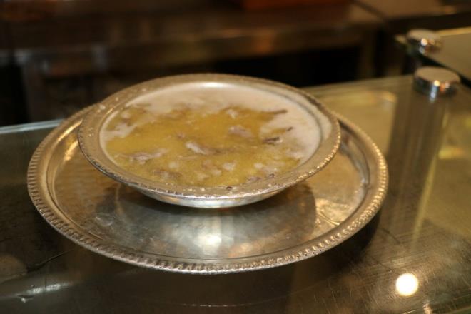 KELLE PAÇA ÇORBASI NE KADAR TÜKETİLMELİ?    Kelle paça çorbası yağlı ve tuzlu bir yemek türü olduğu için çok fazla tüketilmesi uygun değildir. Yüksek kalorili bir besin kaynağı olması nedeniyle 1 porsiyonu aşmayacak şekilde tüketilmelidir. 1 kaseye denk gelen bu porsiyon, sağlıklı bireyler için idealdir. Kronik rahatsızlığı ya da mide hassasiyeti olan kişiler olabildiğince az veya hiç tüketmemelidirler.