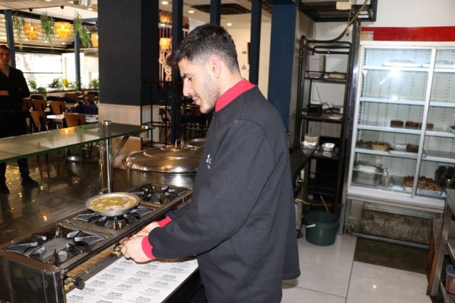 KELLE PAÇA ÇORBASINI KİMLER TÜKETEMEZ?    Kelle paça çorbasının faydaları fazla olsa da bazı kişiler için tüketilmesi uygun değildir. İçerdiği kolesterol, yağlı bir yemek olduğunu gösterir. Dolayısıyla kolesterol rahatsızlıkları olan kişilerin kelle paça tüketmemeleri gerekir. Yüksek kalorili ve yağlı bir besin türü olması nedeniyle kalp ve damar hastalıkları olan kişiler için de uygun değildir. Bununla birlikte fazla kilo problemi olan kişilerin de belirli ölçülerde içmeleri gerekir. Aksi takdirde daha fazla kilo alımına neden olabilir.