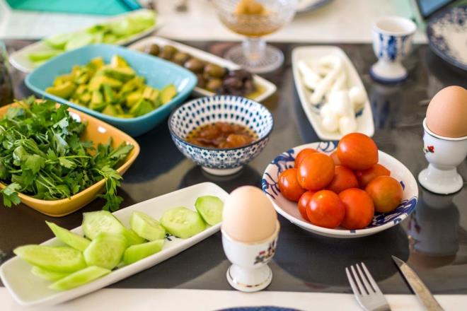 1- SAĞLIKLI BİR KAHVALTIYLA GÜNE BAŞLAYIN    Kahvaltıyı atlamak kalp hastalığı riskimizi artırabilir. İlk öğünün tam tahıllar, meyveler ve sağlıklı yağlar içerdiğinden emin olun. Yulaf ezmesi, kuruyemişler, çekirdekler ve meyveler gibi yiyecekler mükemmel seçimlerdir. Bunlar temel besinleri sağlar ve kolesterolümüzü kontrol altında tutar.