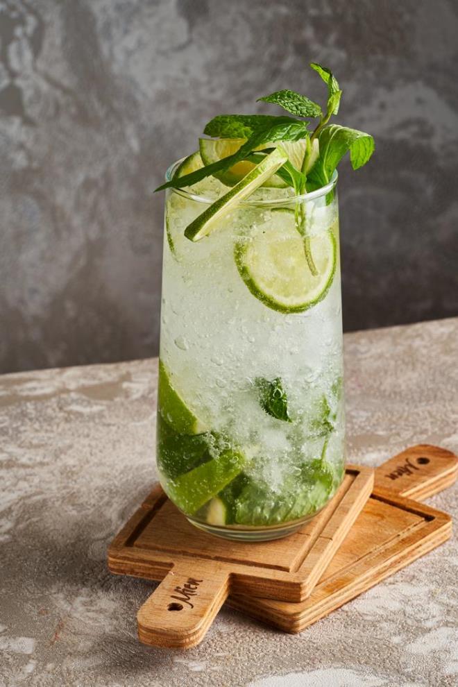 DETOKS ETKİSİ<p>    Maden suyu ve limon karışımı öte yandan vücutta detoks etkisi oluşturabilir. Limon içeriği sayesinden vücudu toksinlerden arındırırken maden suyu ise böbrekleri uyararak toksinlerin idrar yoluyla atılmasına yardımcı olur.<p>  KALP SAĞLIĞI  <BR>  Maden suyu ve limon karışımının kalp sağlığına da oldukça faydaları bulunuyor. Potasyum içeren maden suyu, kan basıncını düzenlemeye yardımcı olur. Asidik yapısıyla limon ise kolesterol seviyesinin düşürerek damar sağlığına fayda sağlar. Maden suyu ve limon birlikte tüketildiğinde, bu iki bileşen kalp-damar sistemini güçlendirebilir.